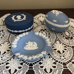 Wedgwood Jasperware 3 pieces, excellent condition